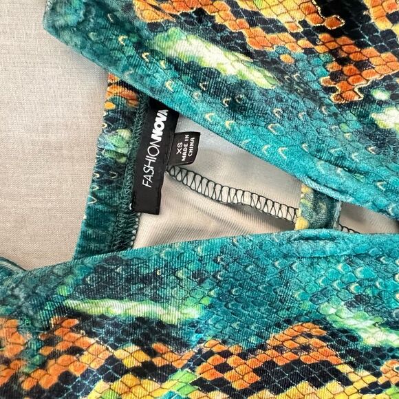 Fashion Nova Green Gold Spaghetti Strap Velvet Snake Print Jumpsuit Size XS - Picture 7 of 9